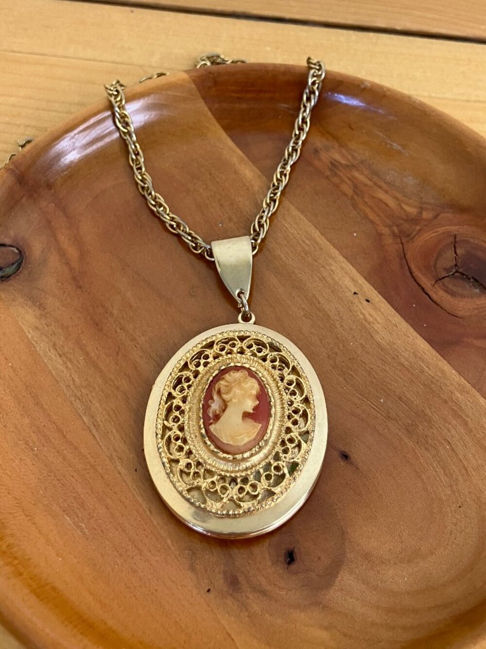 Cameo Locket Pendant Gold-tone Filigree Necklace Vintage-Style